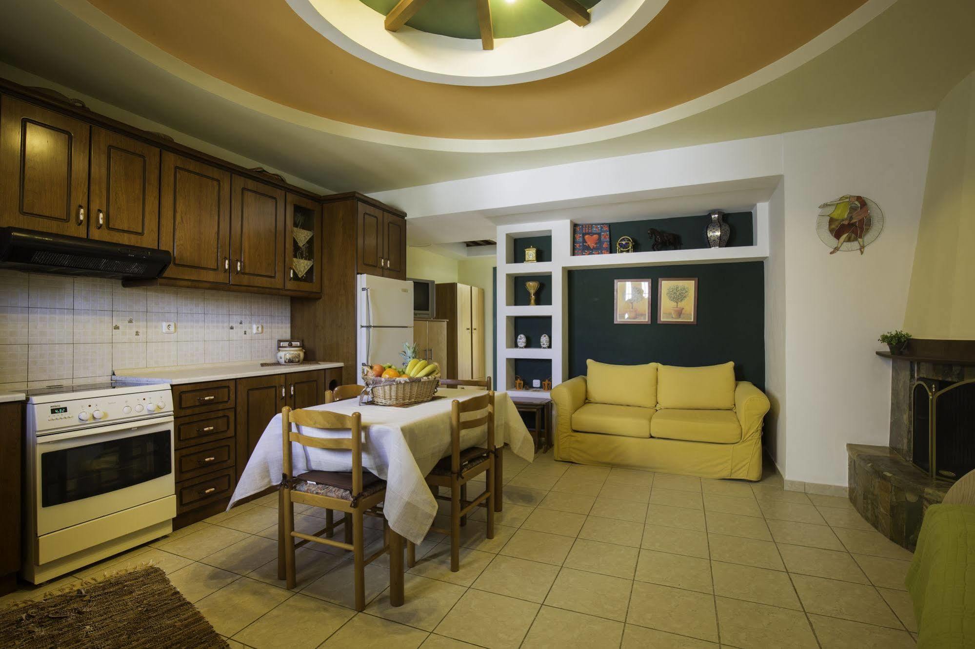 Lyristis Dinos Studios & Apartments Фалираки Экстерьер фото