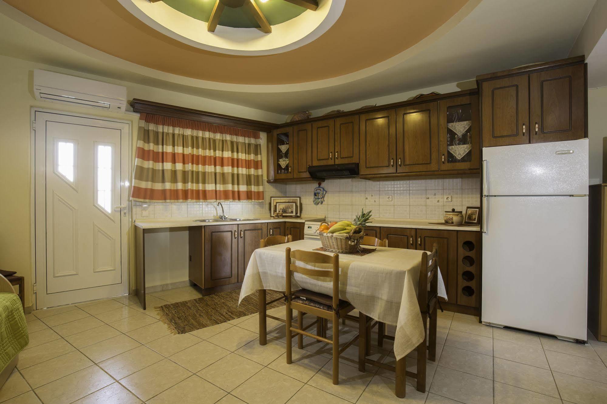 Lyristis Dinos Studios & Apartments Фалираки Экстерьер фото